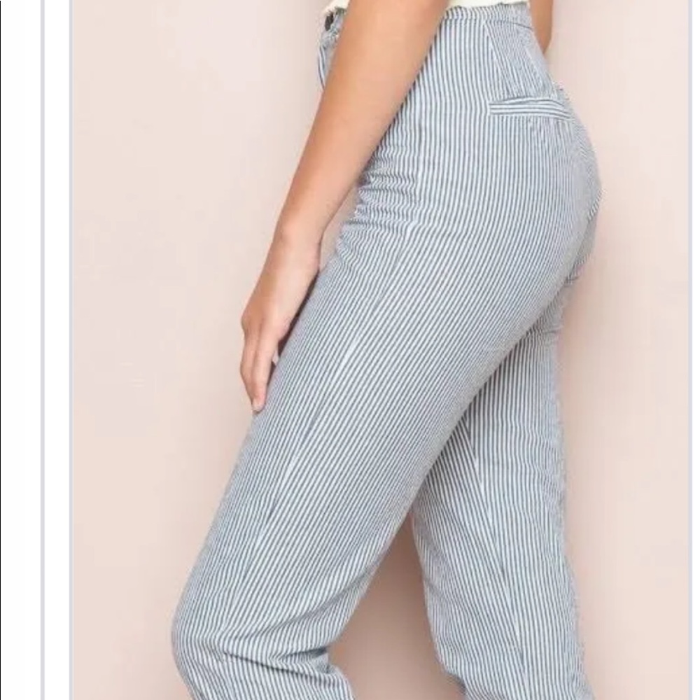 Brandy Melville mid rise cropped pants. Size small